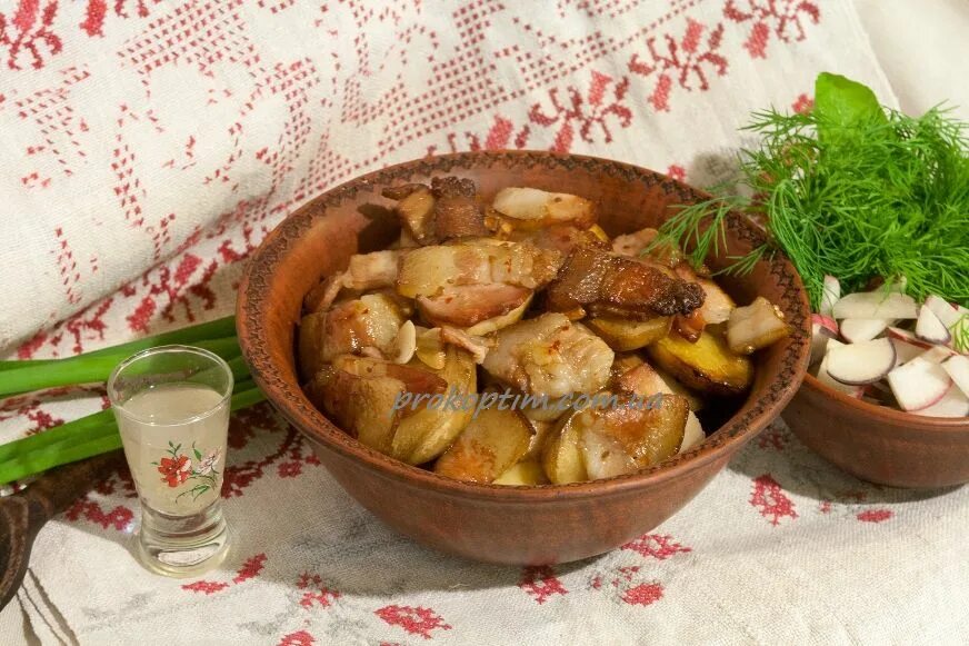 картофель с салом в духовке. картошка-гармошка, запеченная в духовке, с беконом и сыром. рецепт копченой картошки. картофель запеченный с копченой грудинкой. картошка гармошка с беконом и сыром в духовке.