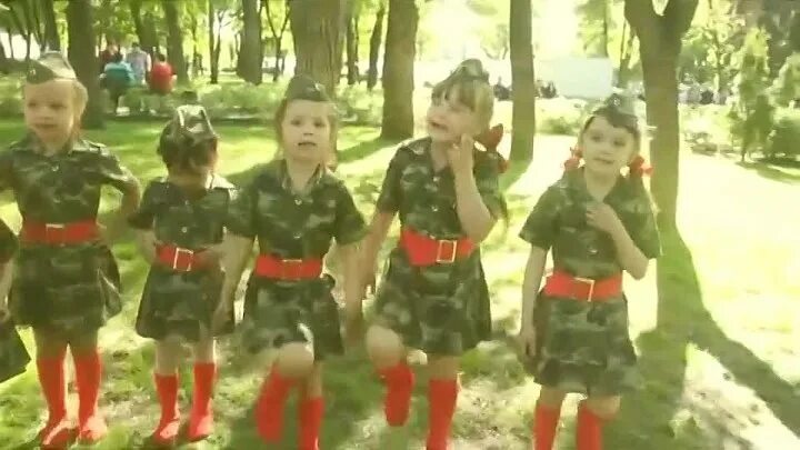 Включи у солдата выходной. У солдата выходной. дети поют у солдата выходной. у солдата выходной пуговицы в ряд. фото песни у солдата выходной.