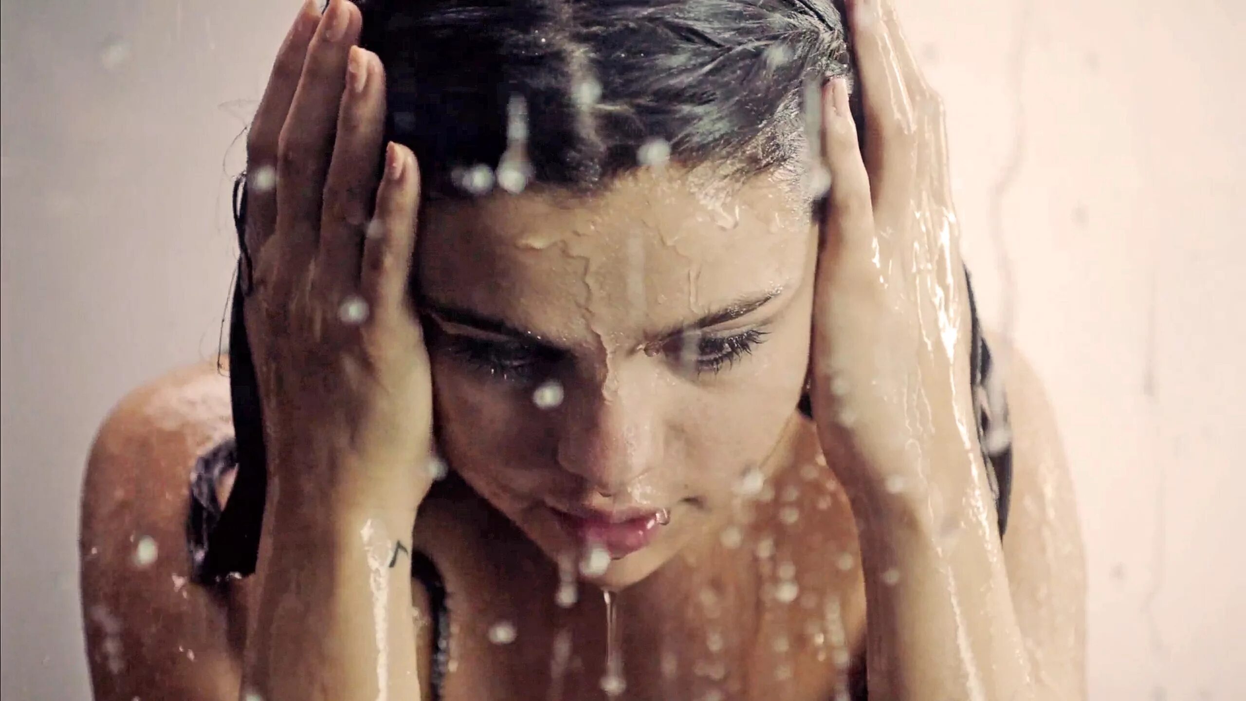 Селена гомес из клипа. Селена гомес под дождем. Премьера клипа дождь. Селена гомес 2020 dance again. Селена гомес под дождем.