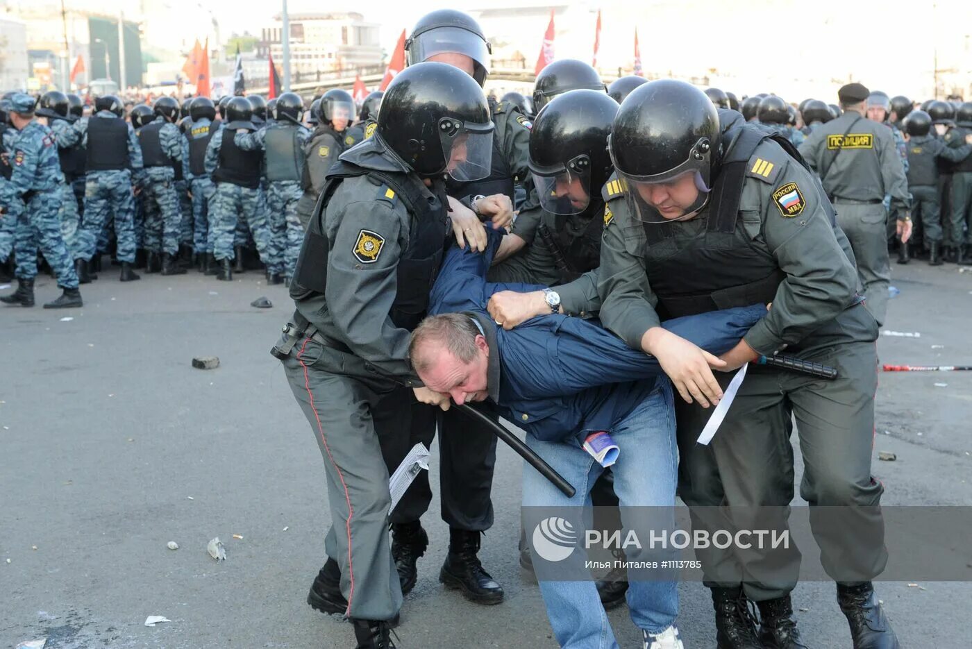Зарплата полицейского в россии. Полиция заплатили. Полиция заплатили. Переработка милиции. Марш миллионов задержания.