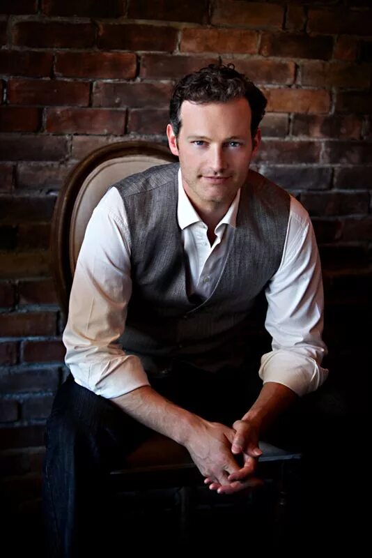 Daniel mulvaney. Студийный портрет. Portrait professional. Portrait professional. Бизнес портрет женщины.