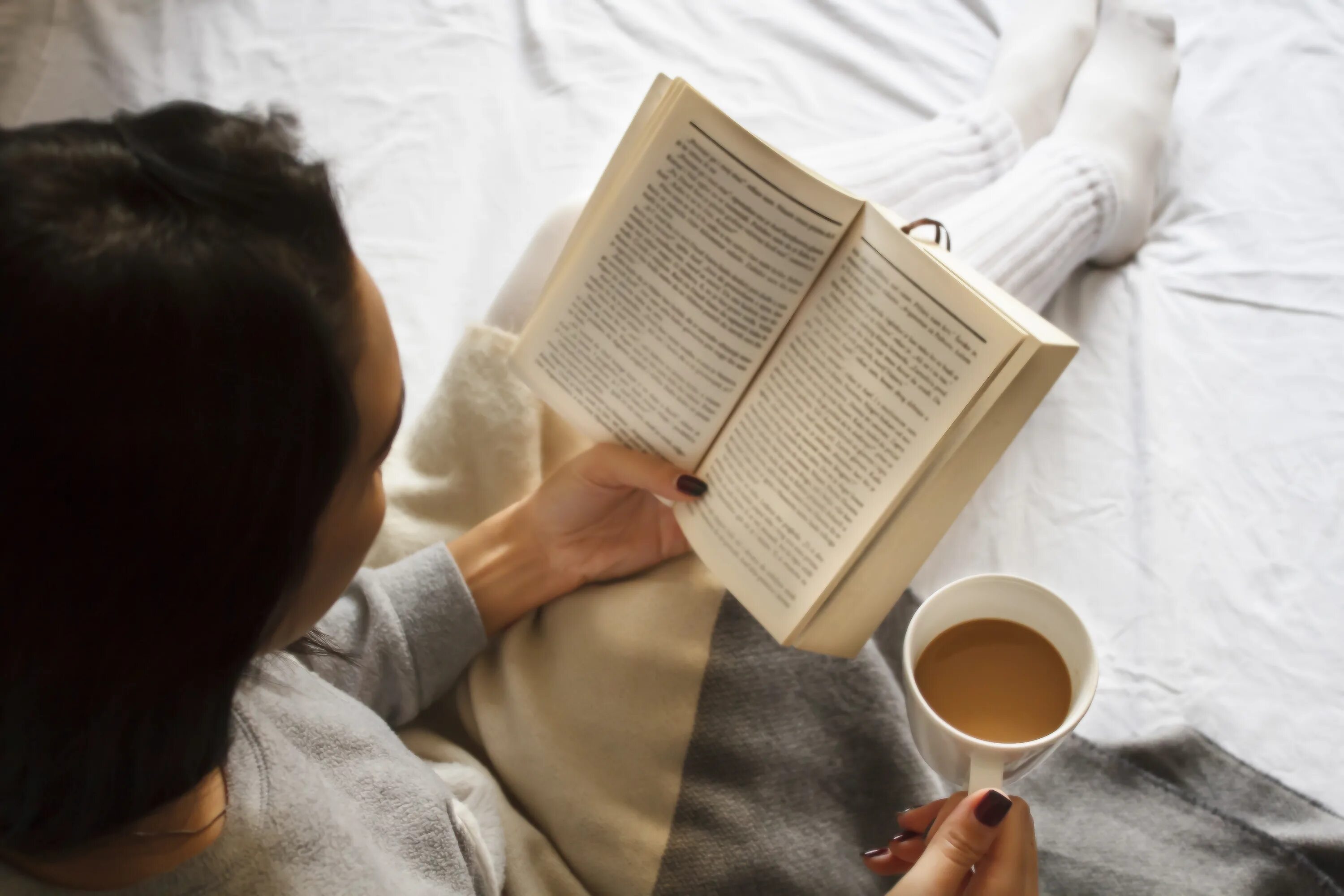 Чтение книг. Девушка с книгой. Чтение в постели. Читает книгу.