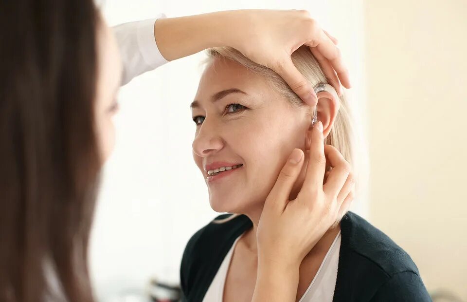 Пространство слуха. Женщина со слуховым аппаратом. инвалиды по слуху. hearing loss. по слухам.