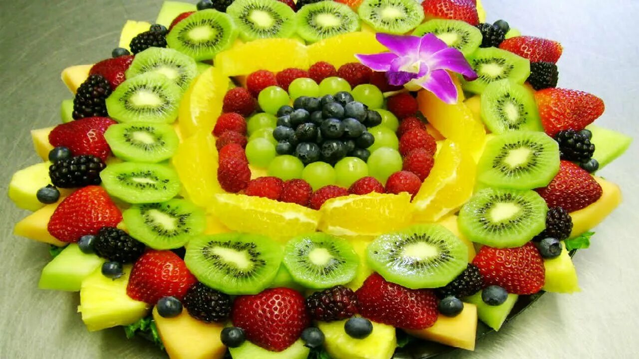 Фрукты на детский день рождения. Укрощение мясной нарезки. Мясная нарезка на праздничный стол. Нарезки юных. Нарезка колбасы и сыра.