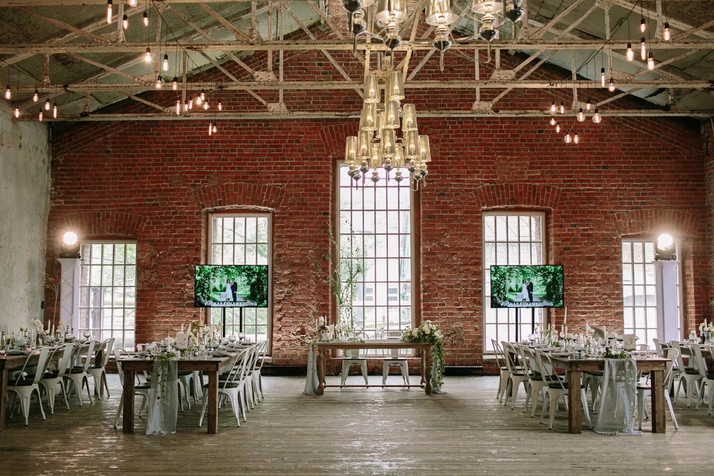лофт для свадьбы. свадьба в стиле лофт. зал backyard loft hall. церемония в стиле лофт. свадебный зал в стиле лофт.