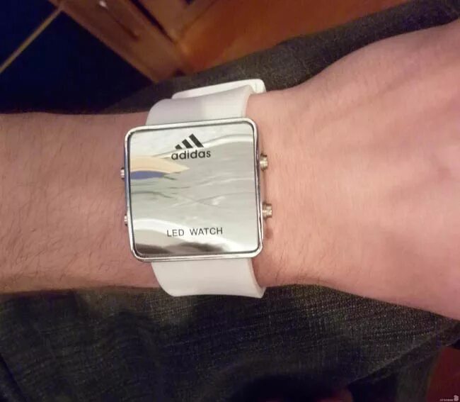 Часы с нфс оплатой. Смарт часы с nfs. часы адидас led watch. часы адидас на руке.