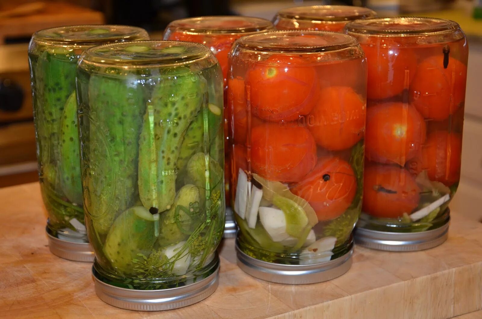 Как замариновать огурцы без стерилизации банок. Огурцы помидоры в банках. ассорти из огурцов и помидоров. огурчики и помидорчики маринованные. закатки из бурых помидор на зиму без стерилизации.