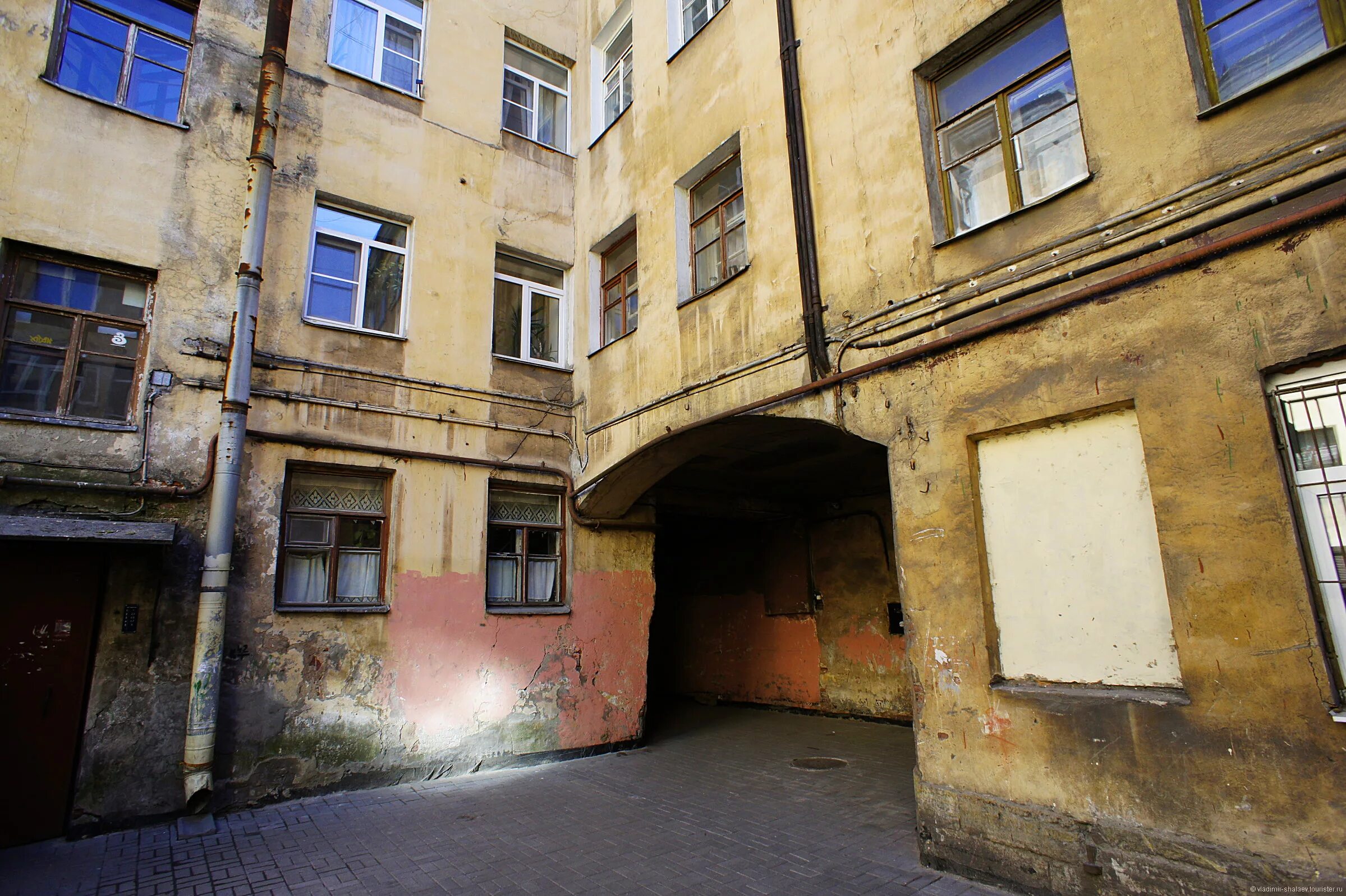 Обшарпанный питерский двор. Хрущевские дворы в питере. Питер обшарпанные дворы. Особый двор. Петербургские трущобы васильевский остров.