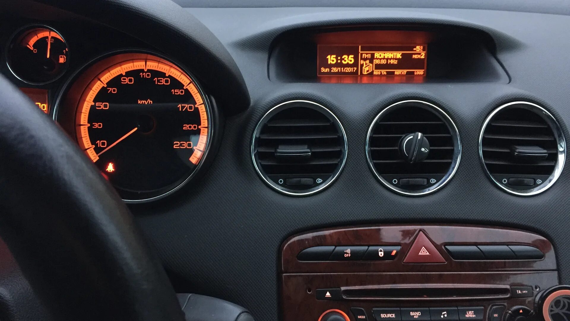 Панель управления пежо. Peugeot 308 панель. панель пежо 308 2008 года. приборная панель пежо 308 2011. приборная панель пежо 308 2008.