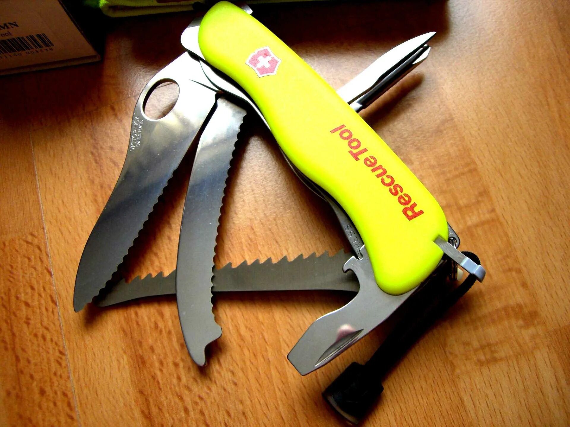 Victorinox Rescue Tool. Victorinox Spyderco. Нож спасателя Викторинокс. Victorinox Camper с серрейтором. Rescue tool