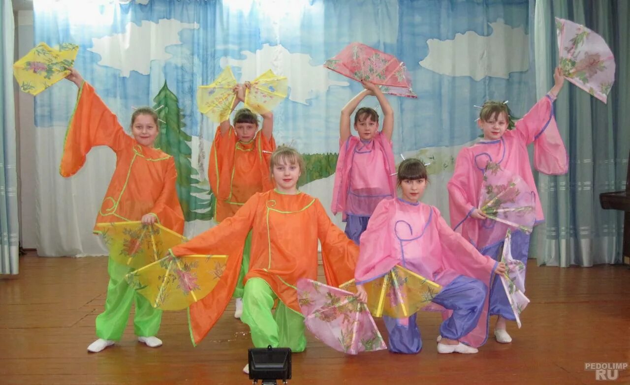 Китайский костюм для танца с веерами. Детский костюм краски. Танец красок в детском саду. Танец на сценку в лагерь.