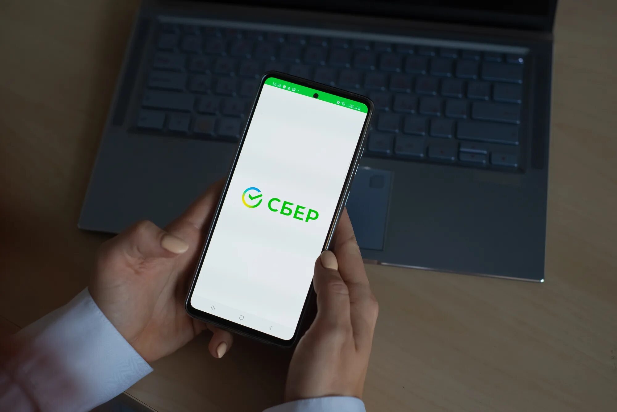 Значок сбербанка на айфоне. Сбербанк смартфон. Сбербанк приложение ios. Приложение сбербанк. Смартфон sber.