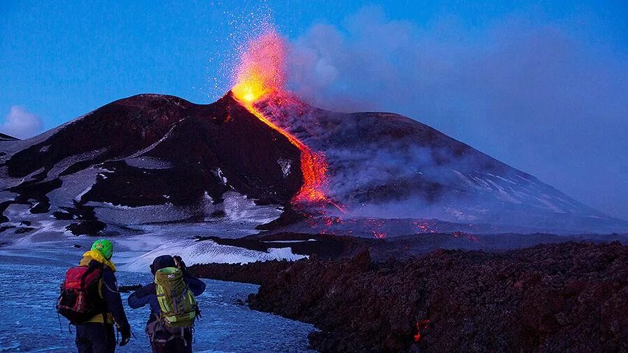 Наивысший действующий вулкан европы. Вулкан Этна. Стромболи вулкан. Вулкан Этна фото. Фогельсберг вулкан.