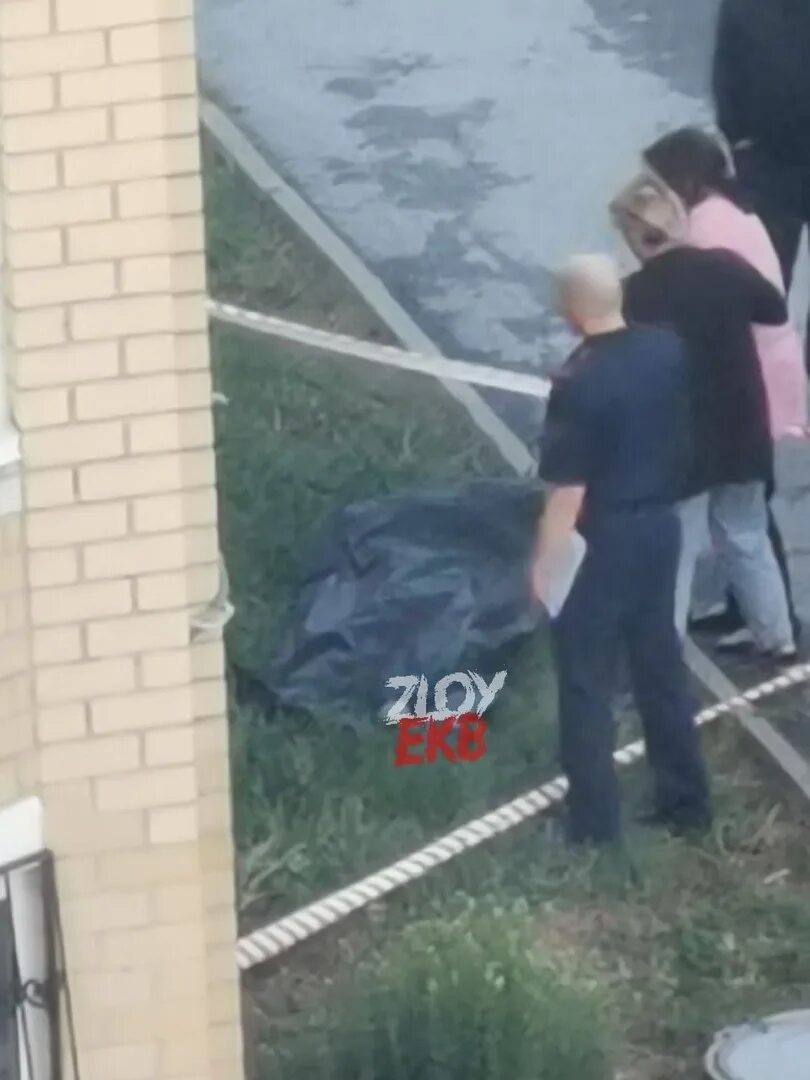 Девушка выпавшая из окна в екатеринбурге. Чп женщина выпала из окна на нагатинской. Выпавшая девушка на проспект победы с 5 этажа 12 декабря 2022. Выпала из окна в екатеринбурге. Девушка выпавшая из окна в екатеринбурге.