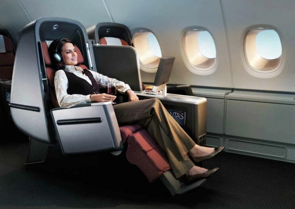 Бизнес класс и эконом. Эмирейтс бизнес класс боинг 777 мальдивы. Бизнес класс и эконом класс что разница. Летать бизнес классом. Эконом и бизнес класс в самолете.