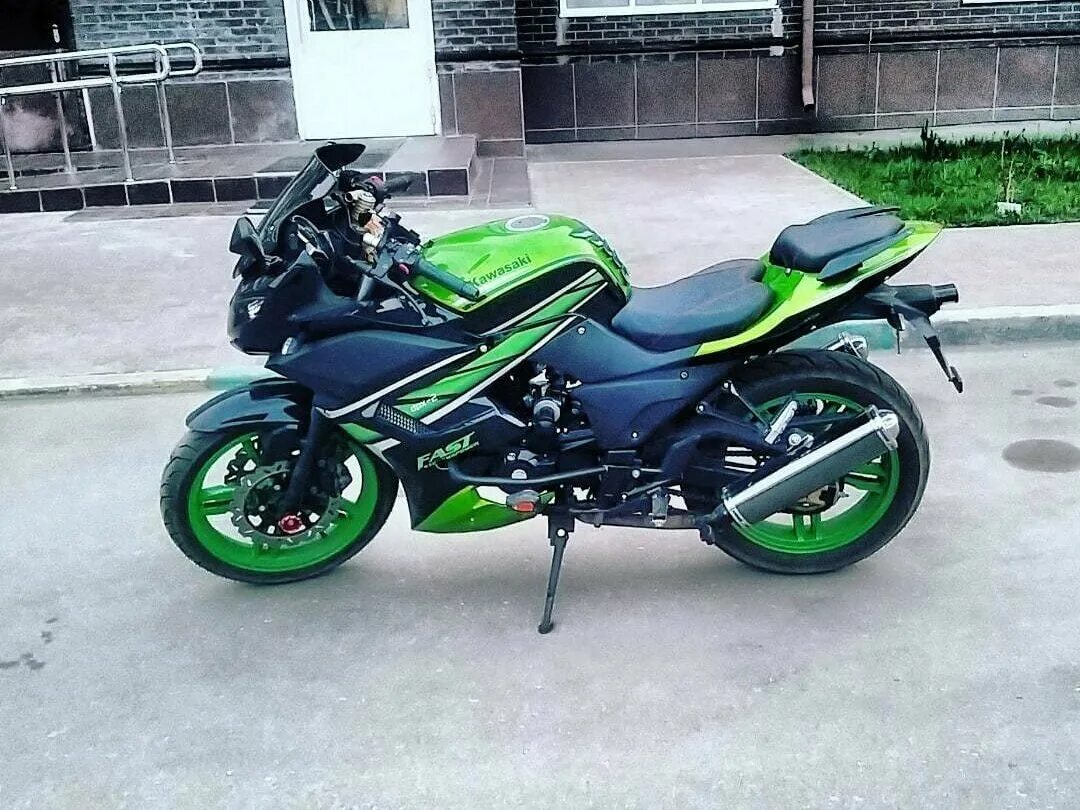 Мотоцикл 700 кубов. Kawasaki Ninja 250r. Kawasaki Ninja 250r зеленый. Мотоцикл Кавасаки 250. Kawasaki Ninja 250.