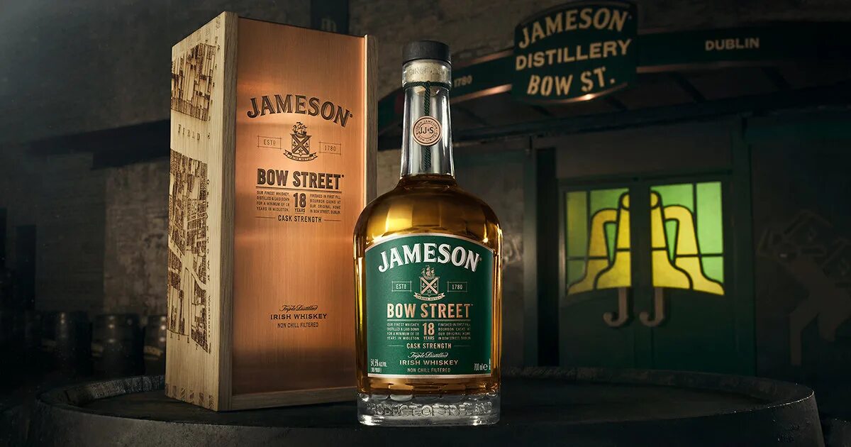Irish whiskey the galtee mountain. Виски Jameson Bow Street 18 years Cask strength. Jameson виски Irish Whiskey. Виски Jameson Black Barrel. Блэк Айриш виски.