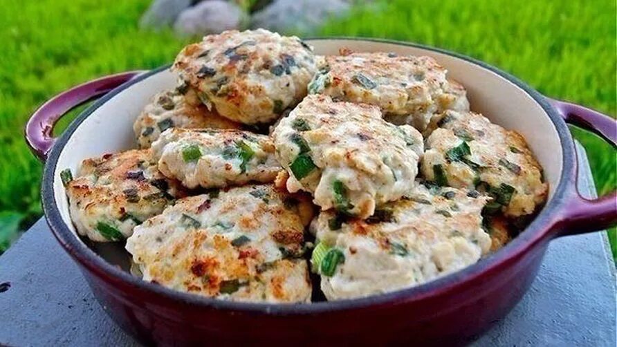 Рецепт рубленных куриных котлеток. Рубленные котлеты. Рубленые куриные котлеты. Рубленные котлеты из куриной грудки. Котлеты куриные рубленые из грудки.