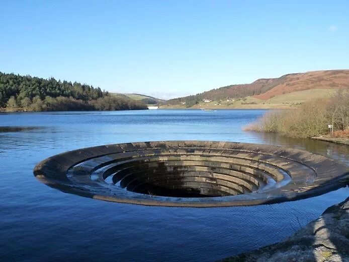 Самый большой пруд. Озеро берриесса калифорния дыра. Водохранилище с воронкой. Плотина монтичелло глубина. Плотина ледибауэр.