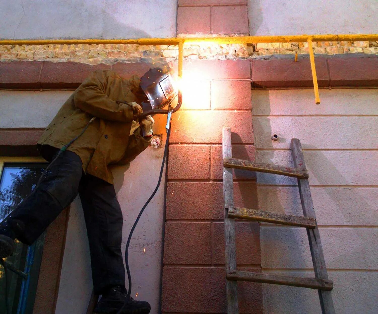 Сварщик монтажник. Установка сварочные работы. Установка сварочные работы. Монтаж забора. Установка сварочные работы.