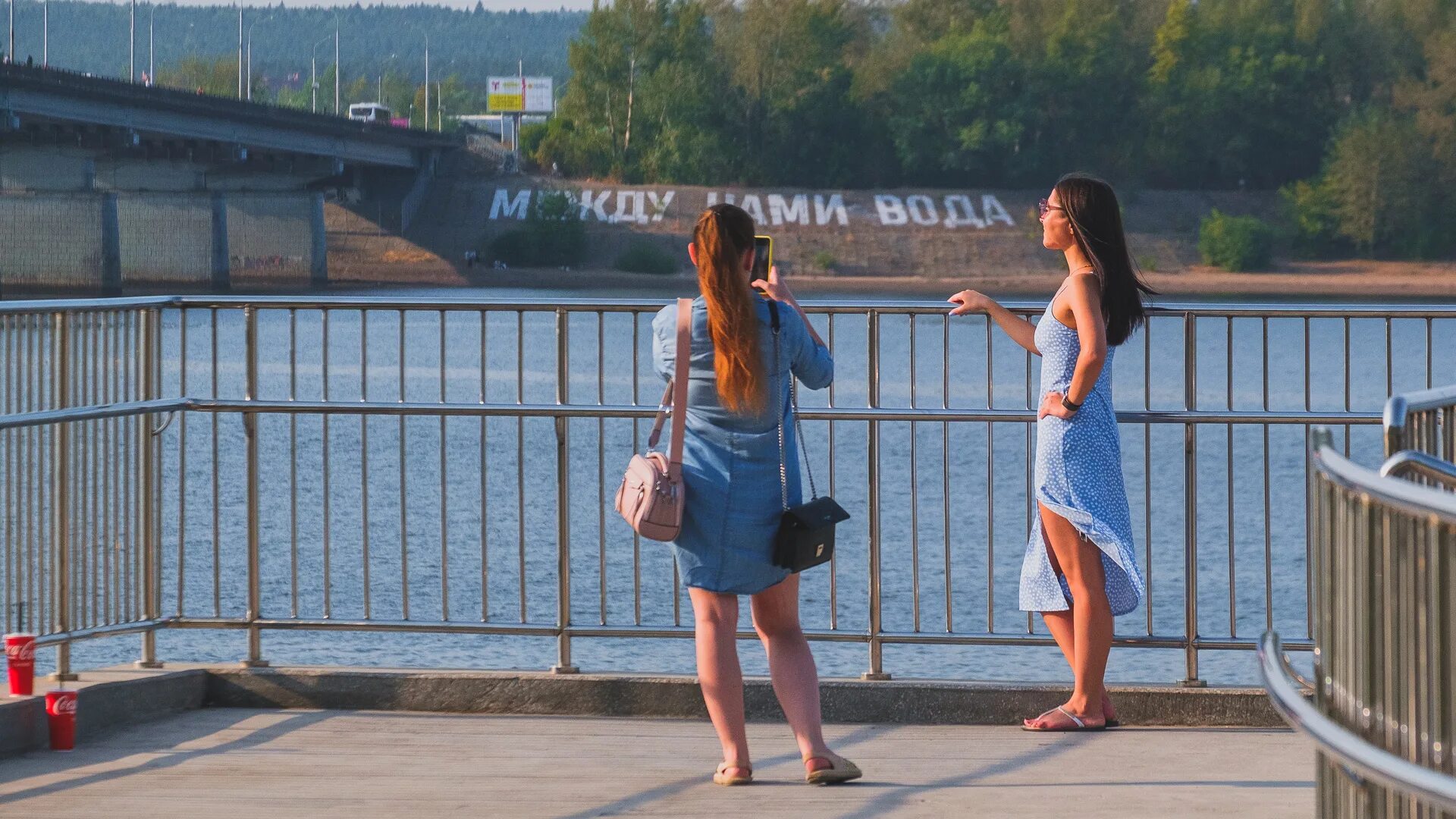 Девушка на набережной. Девочка на улице. Босые девушки в городе. Венесуэла девушки на улицах. Какое будет лето в перми