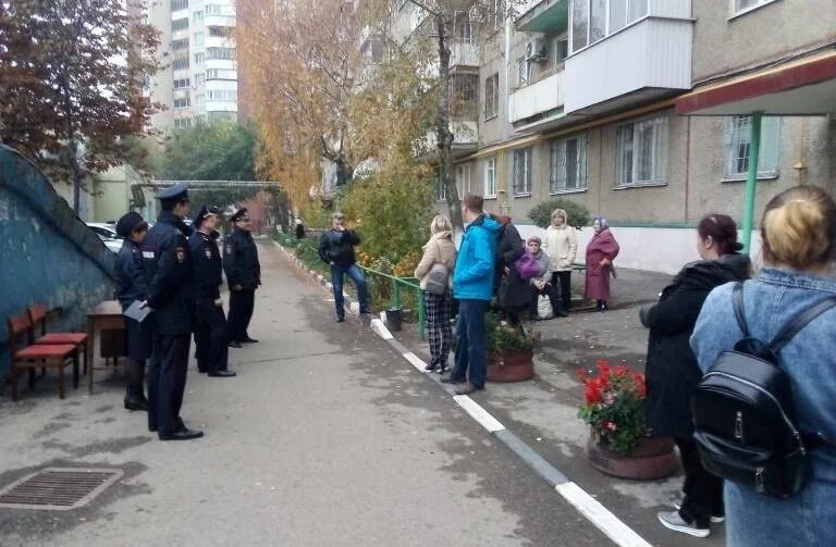Полиция во дворе. Полиция во дворе фото. Полиция Ленинского района Саратов. Арт полиция во дворах. Полиция саратов ленинский район