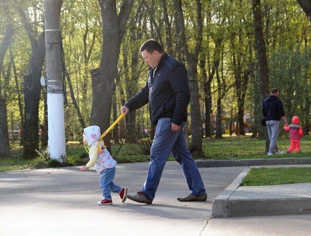 Мама выйдет погулять. Дети на прогулке. Дети с родителями на улице. Дети гуляют на улице. Мама с ребенком гуляет на улице.