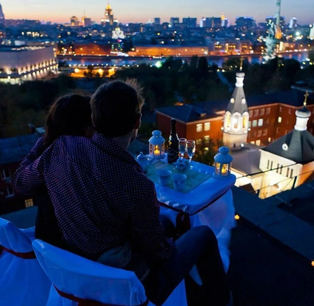 Она его москва. Она его москва. Она его москва. Любовная парочка. Мужчина и женщина со спины.