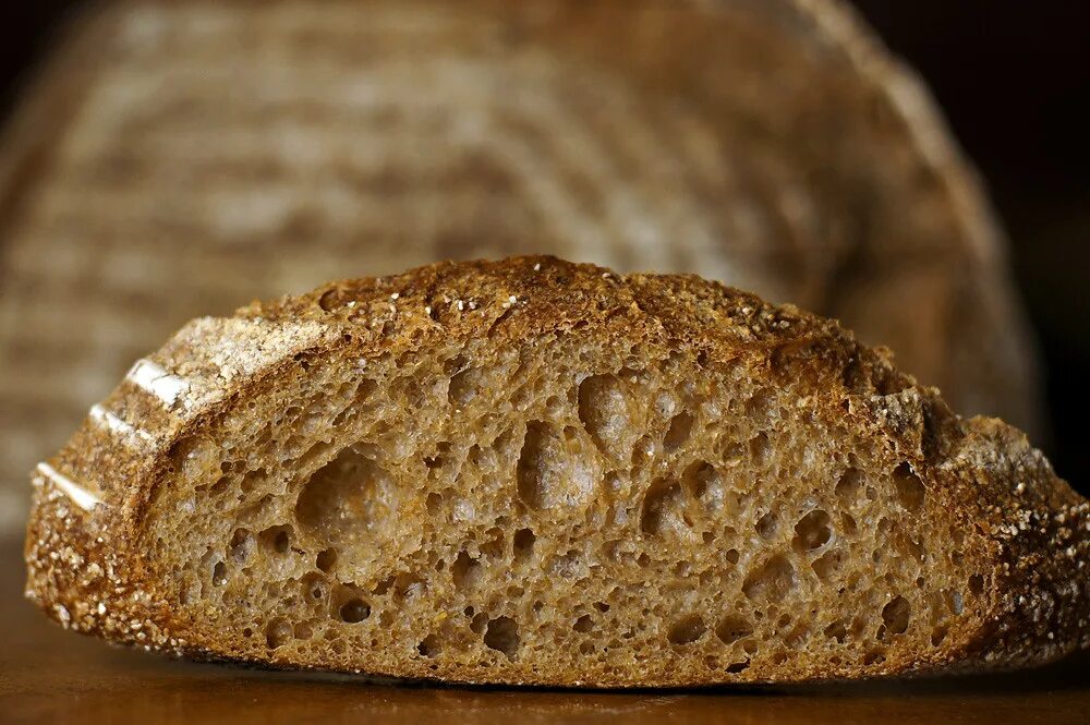 Рецепт хлеба из ржаной цельнозерновой муки. Цельнозерновой хлеб. Бездрожжевой хлеб. Цельнозерновой хлеб на закваске. Хлеб Старорусский бездрожжевой.