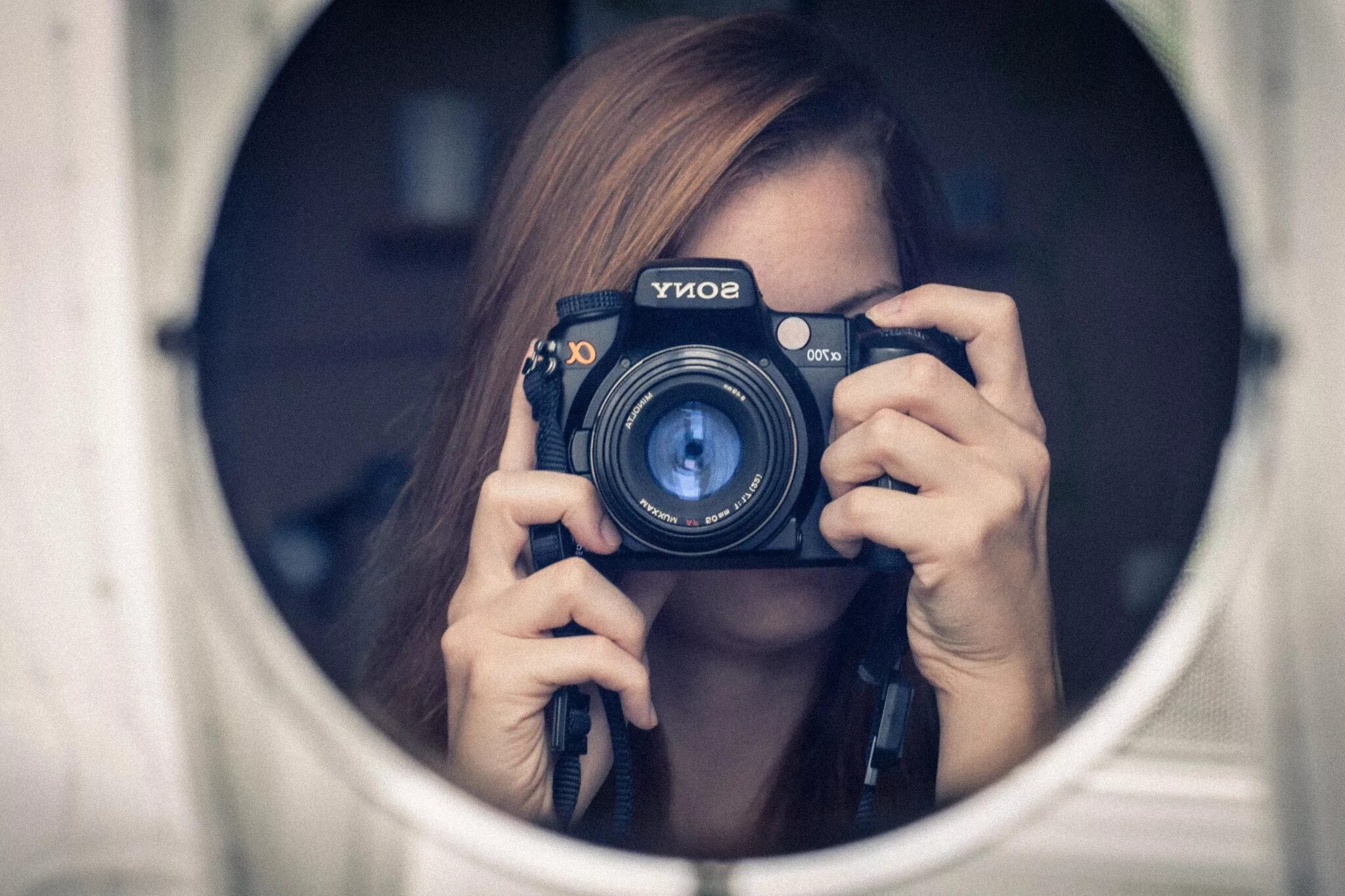 Сфоткать. Девушка с фотоаппаратом. Девушка с фотоаппаратом в зеркале. Фотоаппарат для девочек. Фотограф селфи.