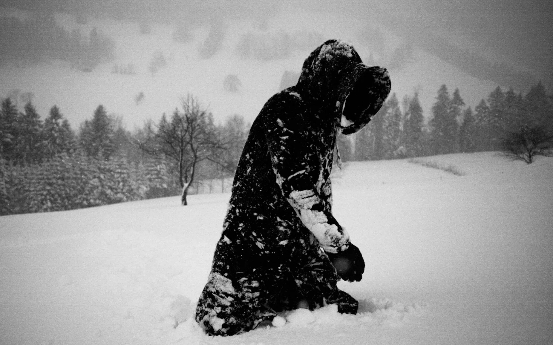 Черные снежки. Человек в снегу. Парень под снегом. Человек в заснеженном поле. Человек под Снегопадом.