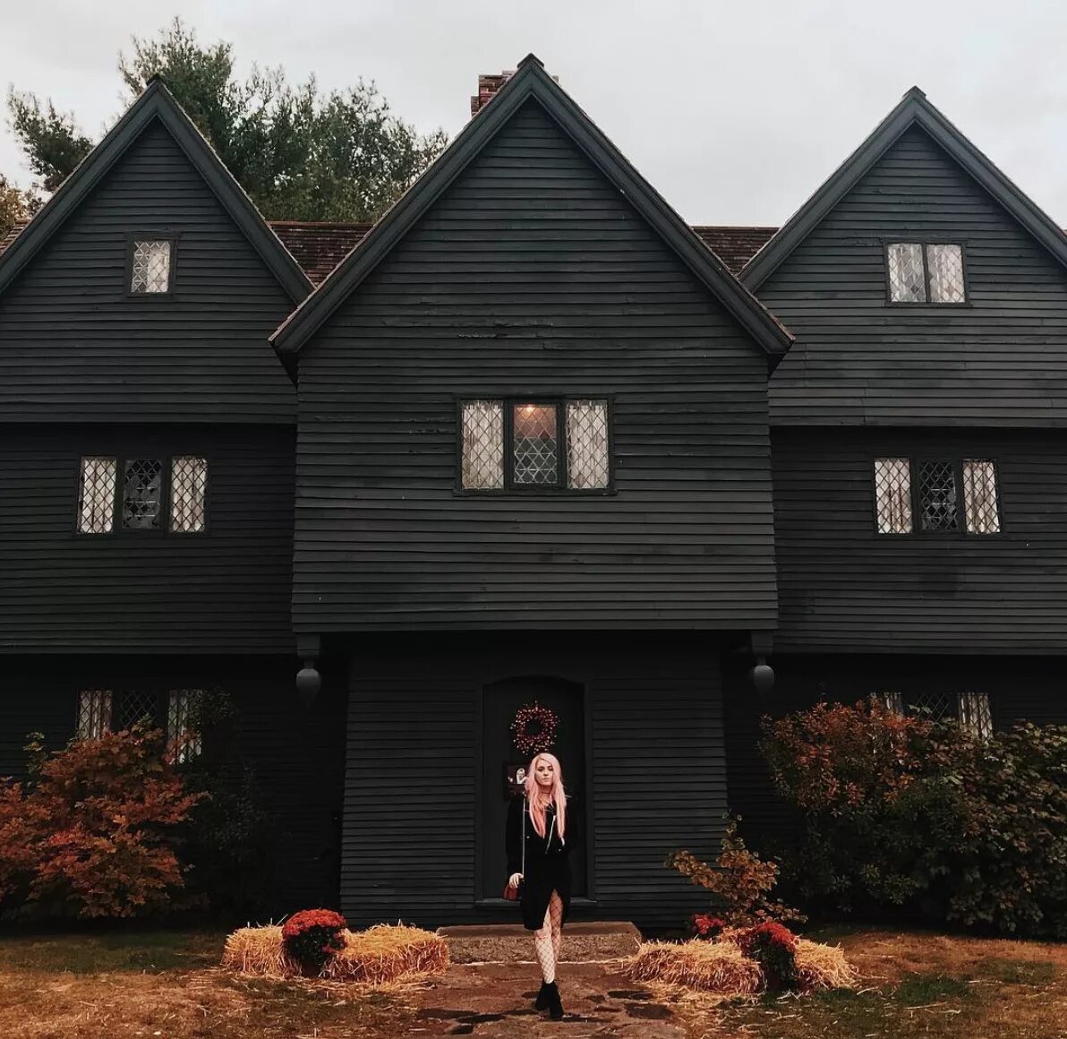 Her hers house is big. Салем город ведьм Массачусетс. Сейлем Массачусетс дом ведьм. Салем Массачусетс ведьмы. Сейлем город ведьм.