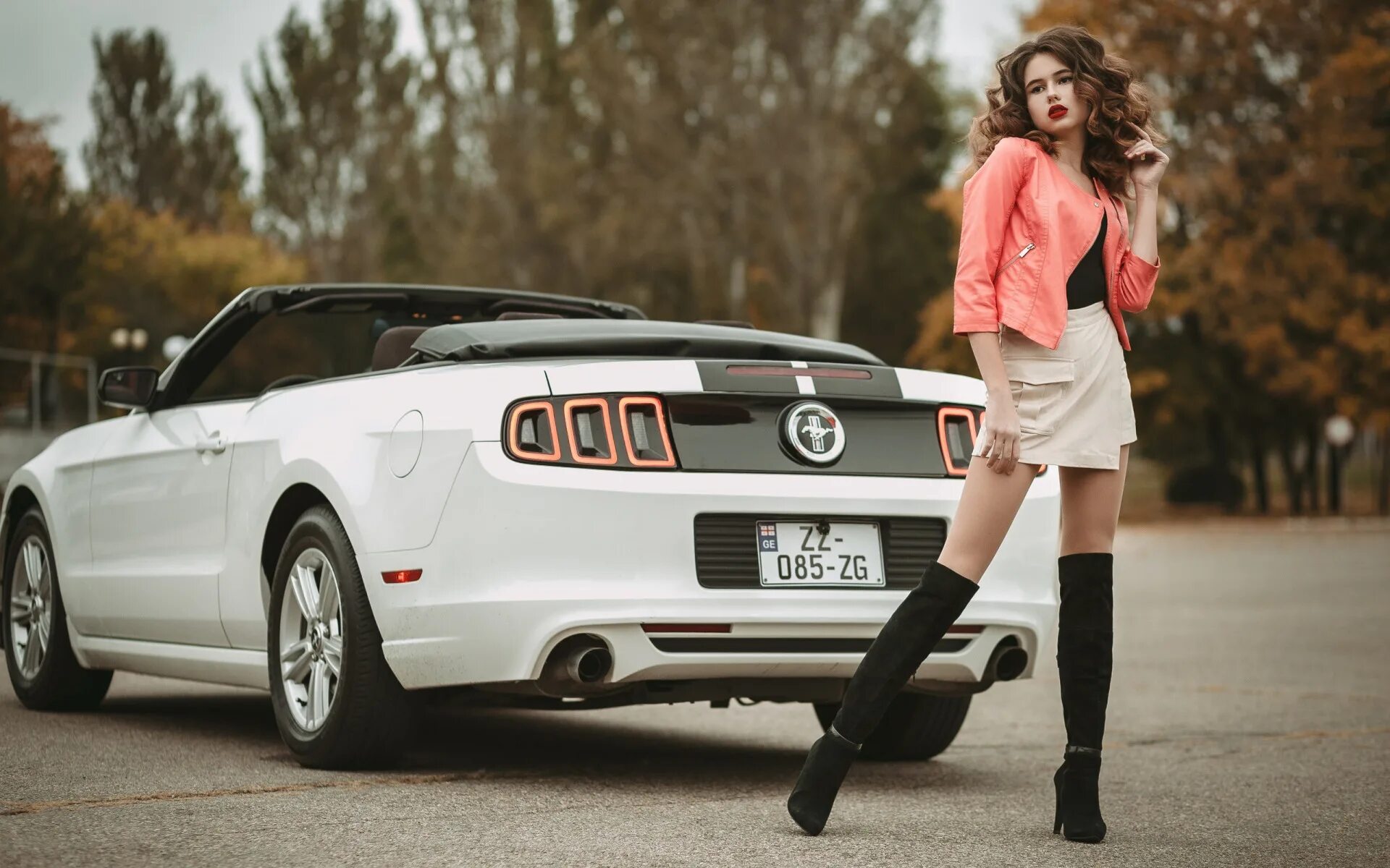 One of the girls streets white mustang. Девушка в машине. Фотосессия с автомобилем для девушек. Фотосессия с авто девушка. Красивые машины для девушек.