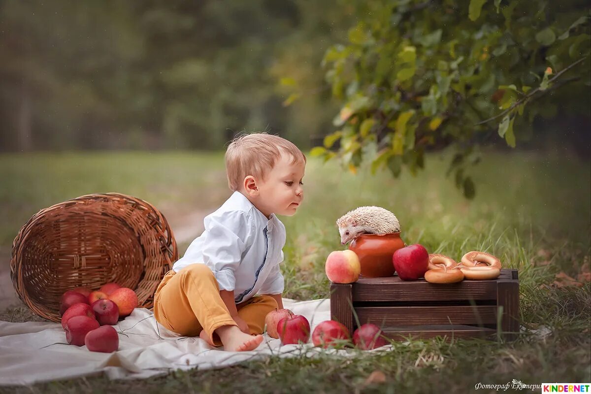 Фотосессия с фруктами. Спасение на пожаре. Мужчины россии спасают детей. Пожарный спасает ребенка. Фотосессия дети с яблоками.
