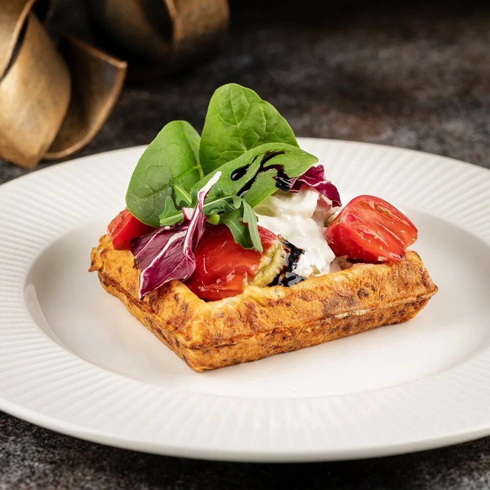 Вафли с рыбой. Бельгийские вафли сытные. Вафли с рыбой. Бельгийские вафли с семгой. Бельгийские вафли с лососем и авокадо.