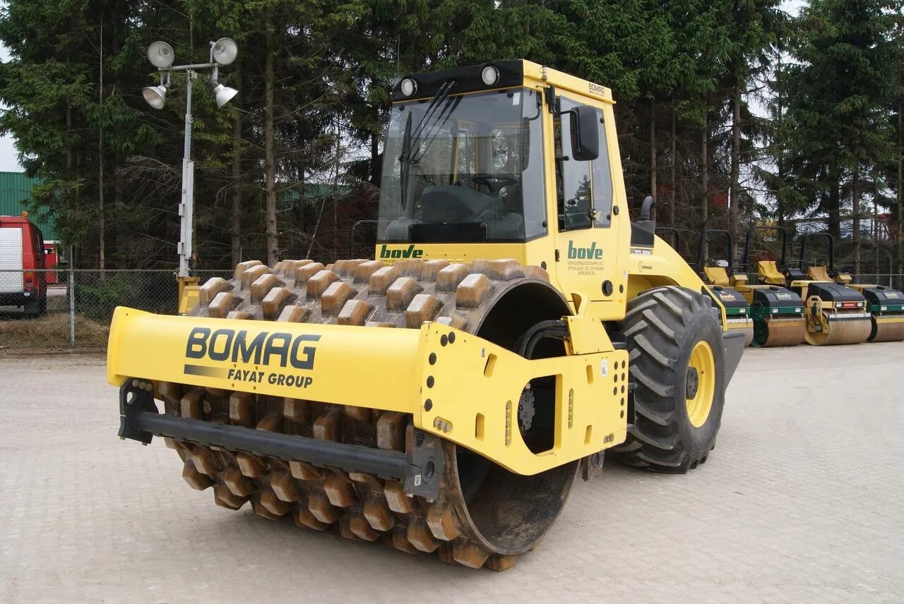 Каток работающий на укатке шоссе. Bomag BW 213. Грунтовый каток Bomag. Каток грунтовый Бомаг 212. Бомаг каток 215.