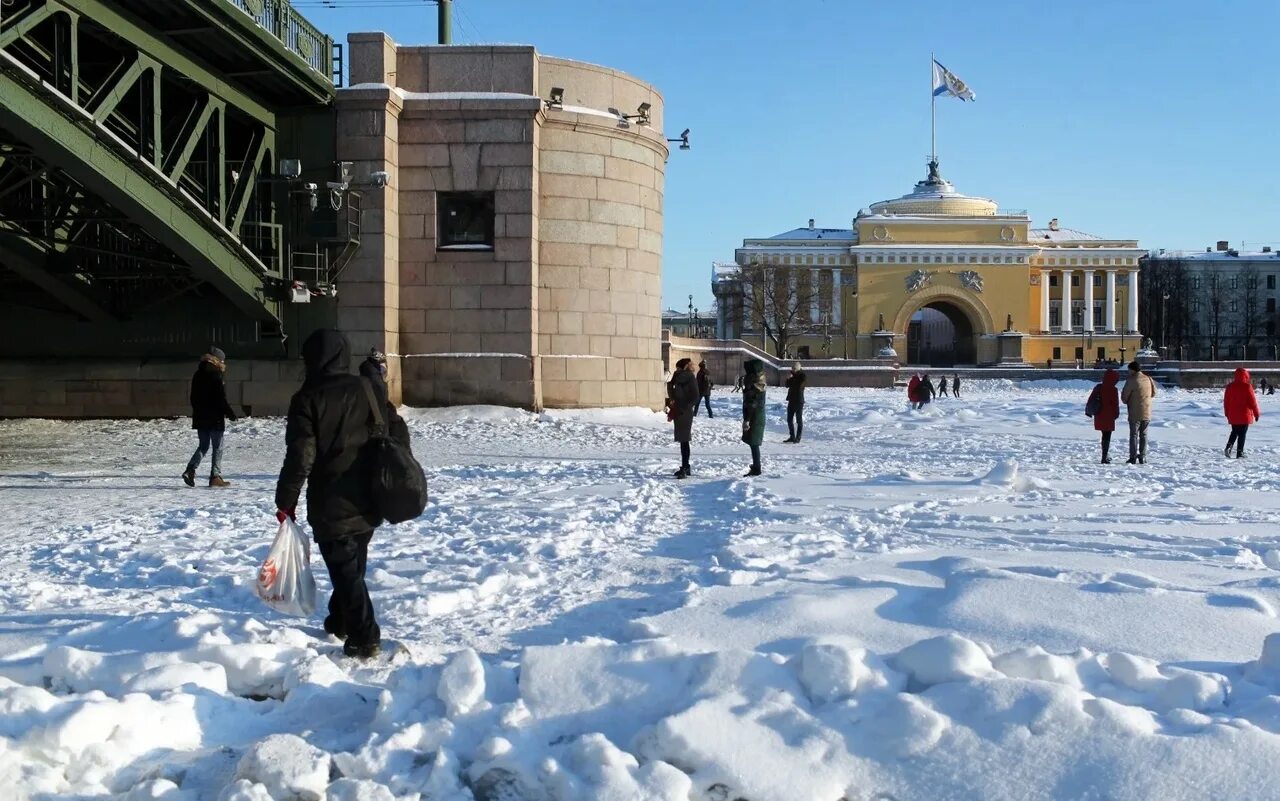 Воздух где идет в спб. Прогулки по льду Фонтанки в Санкт-Петербурге. Каток на Неве в Питере. Люди в Питере зимой.