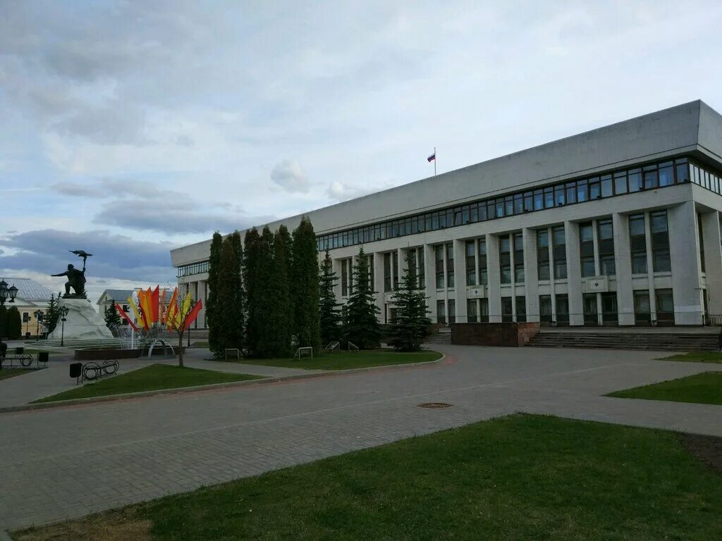 Сосенский калужская область. Калуга мемориальный комплекс. Памятник циолковскому в сквере мира калуга. Пл калужской обл. Калуга площадь победы монумент.