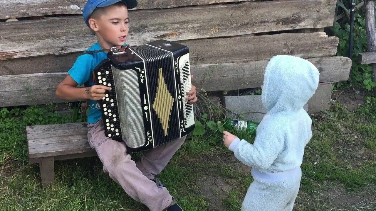 Баян для детей. Деревенский баянист. Игра на гармонике