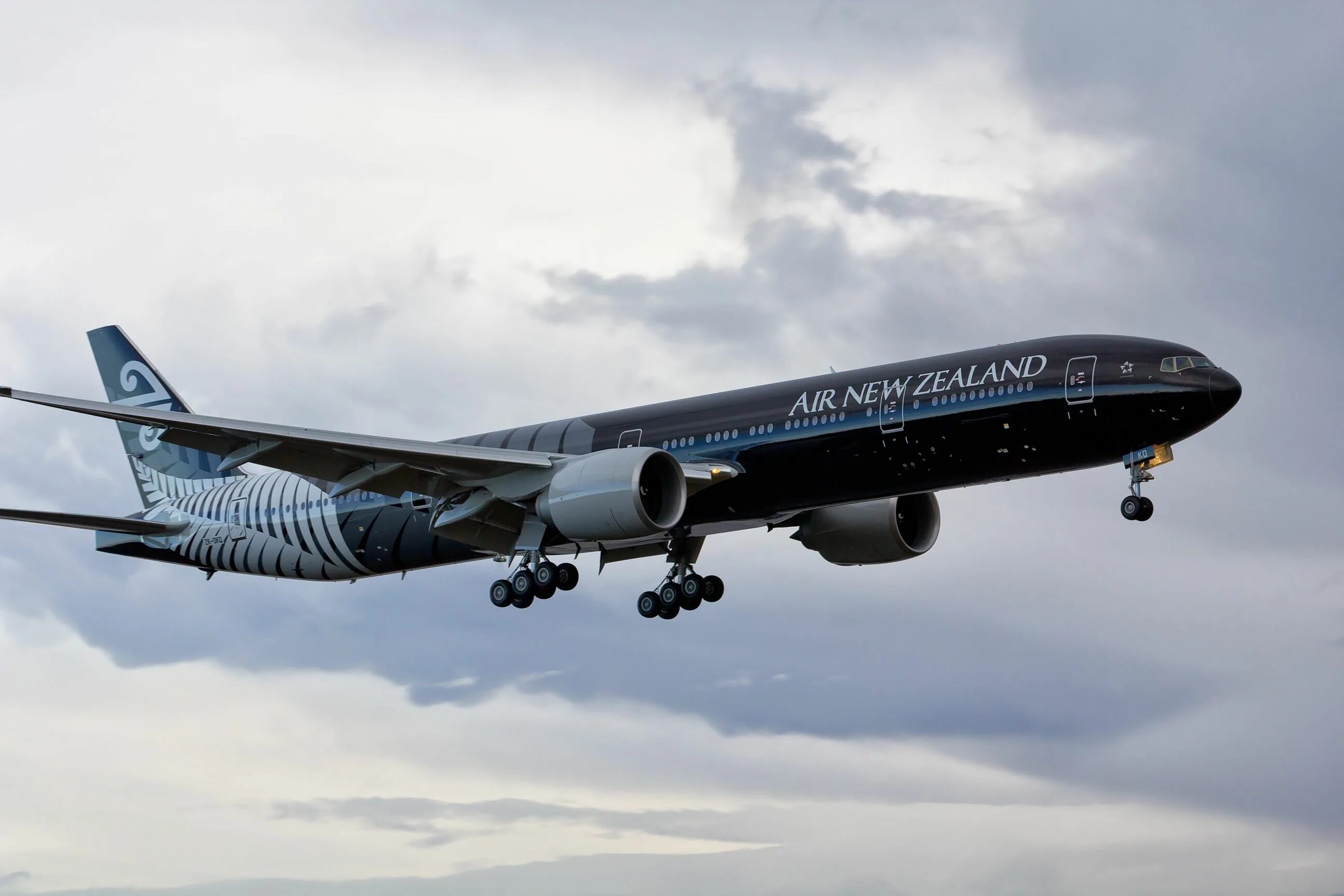 Boeing 777 Air New Zealand. Чёрный Боинг 777. Air New Zealand 777-300. Боинг 777 300 черный.