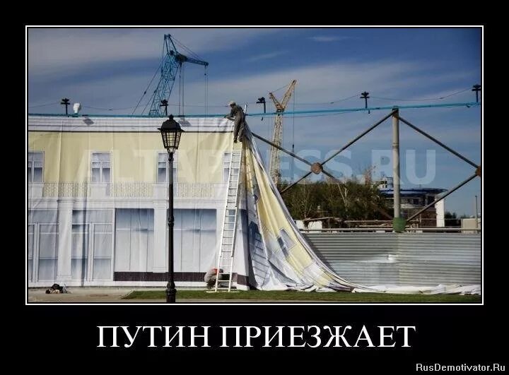 пр езжает. зеленый слоник мемы. пр езжает. почему не приезжаешь. пр езжает.