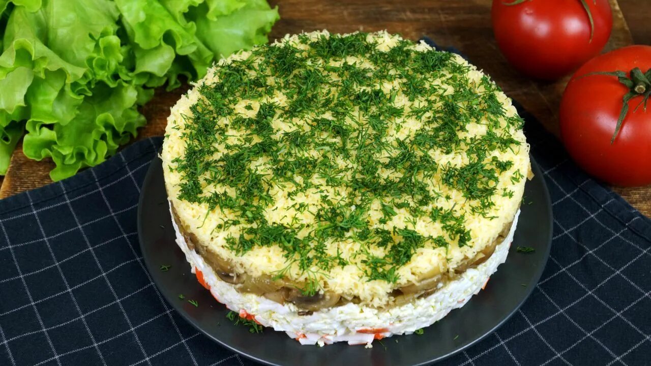 Салат полянка с копченой курицей. Салат Полянка. Салат Лесная Поляна с шампиньонами. Постный слоеный салат с грибами. Слоеный салат грибная Поляна.