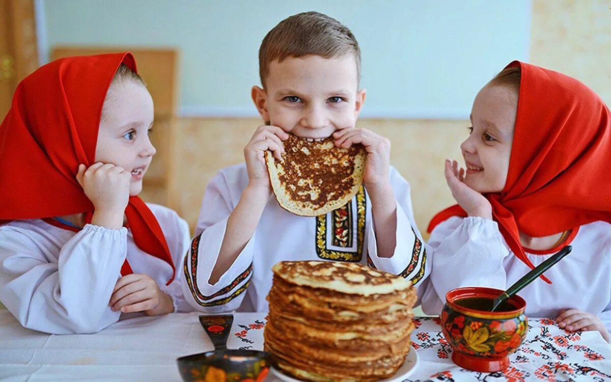 Блины на масленицу традиции. Угощения на масленицу. масленичные традиции. традиции россии. масленица дети с блинами.