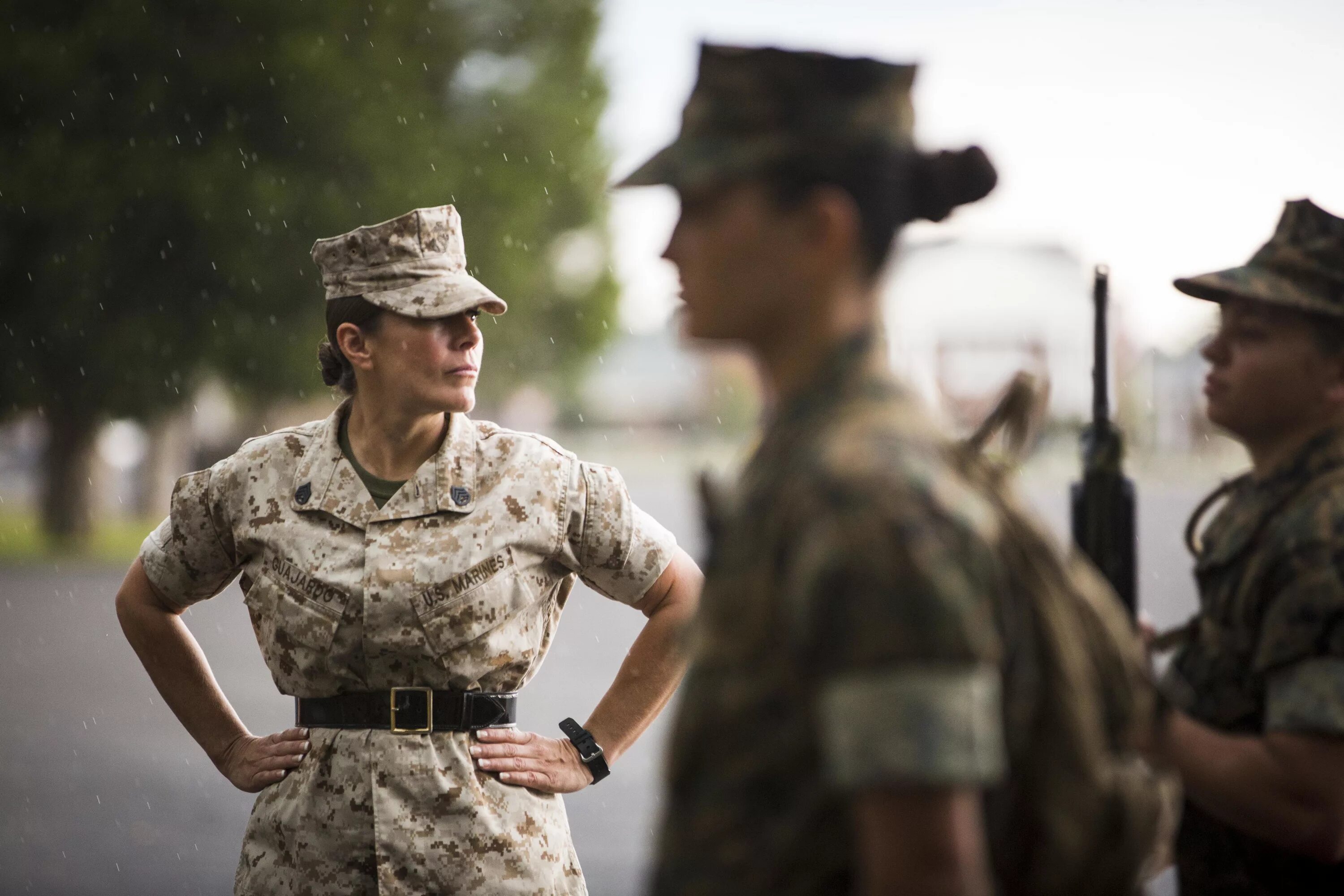 Женщина сержант. Женщины сержанты в армии США. Девушки в армии США сержант. Девушка сержант USMC. Капитан корпуса морской пехоты США.