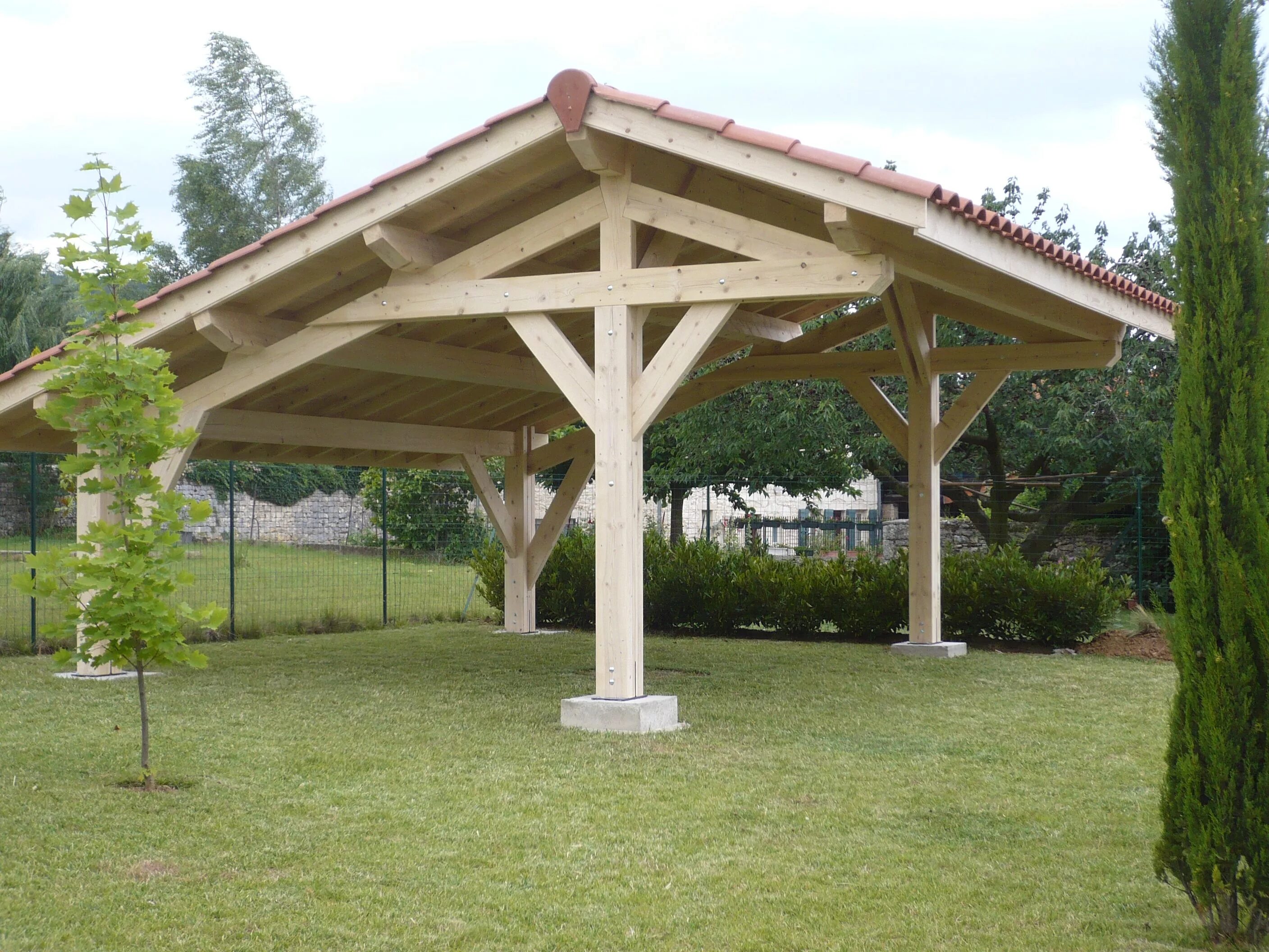 Деревянные стропила для навеса. Навес 15х4. Навес из бруса 100х150 односкатный. Наклонная крыша установлена на 3 вертикальных опорах. Крыша стоит на 3 опорах.