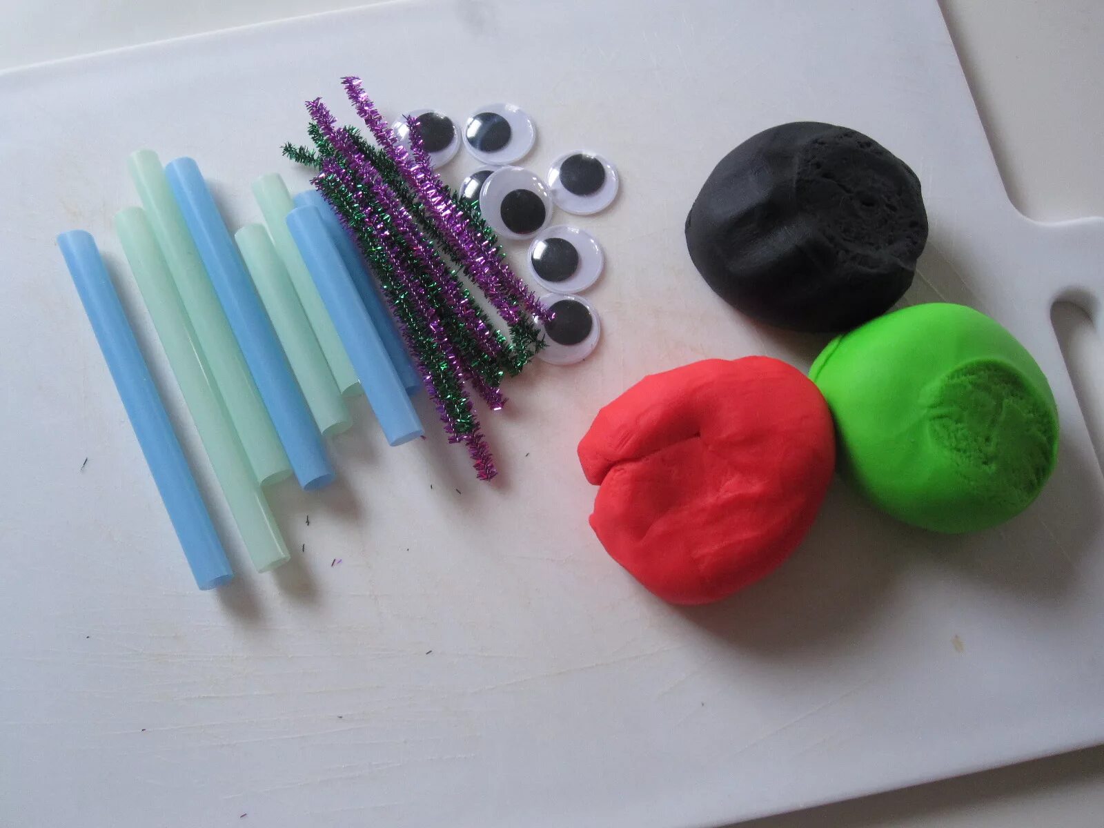 Розовый пластилин. Смешиваем полимерную глину цвета. Какие цвета нужно смешать чтобы получился красный пластилин. Смешанные цвета пластилина. Как получить пластилин.