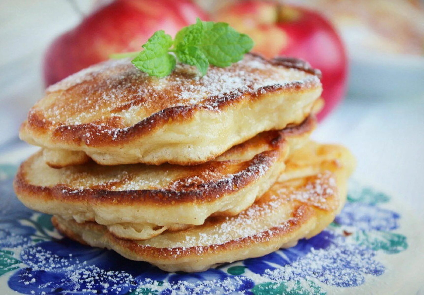 Оладьи быстро и вкусно. Оладьи. Оладьи дрожжевые пышные. Оладьи с яблоками. Вкусные пышные оладьи.