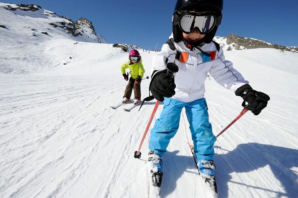 Горные лыжи Сочи красная Поляна. Горнолыжный спорт дети. Дети на горных лыжах. Детский лыжный спорт.