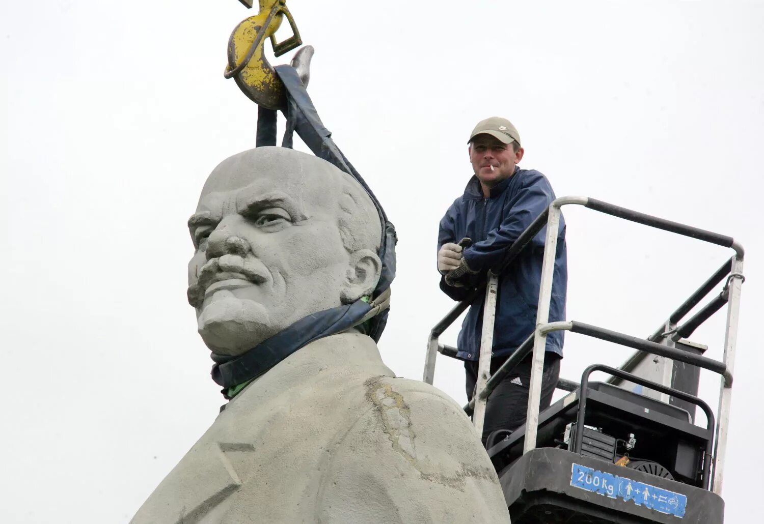 памятник ленина в польше памятник сталина в украине. демонтаж памятника ленину в москве. в россии сносят памятники ленину. памятники ленина сносят. снесли памятник ленину в украине.