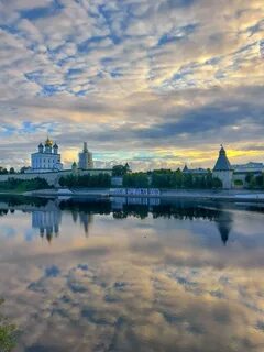 В реку смотрятся